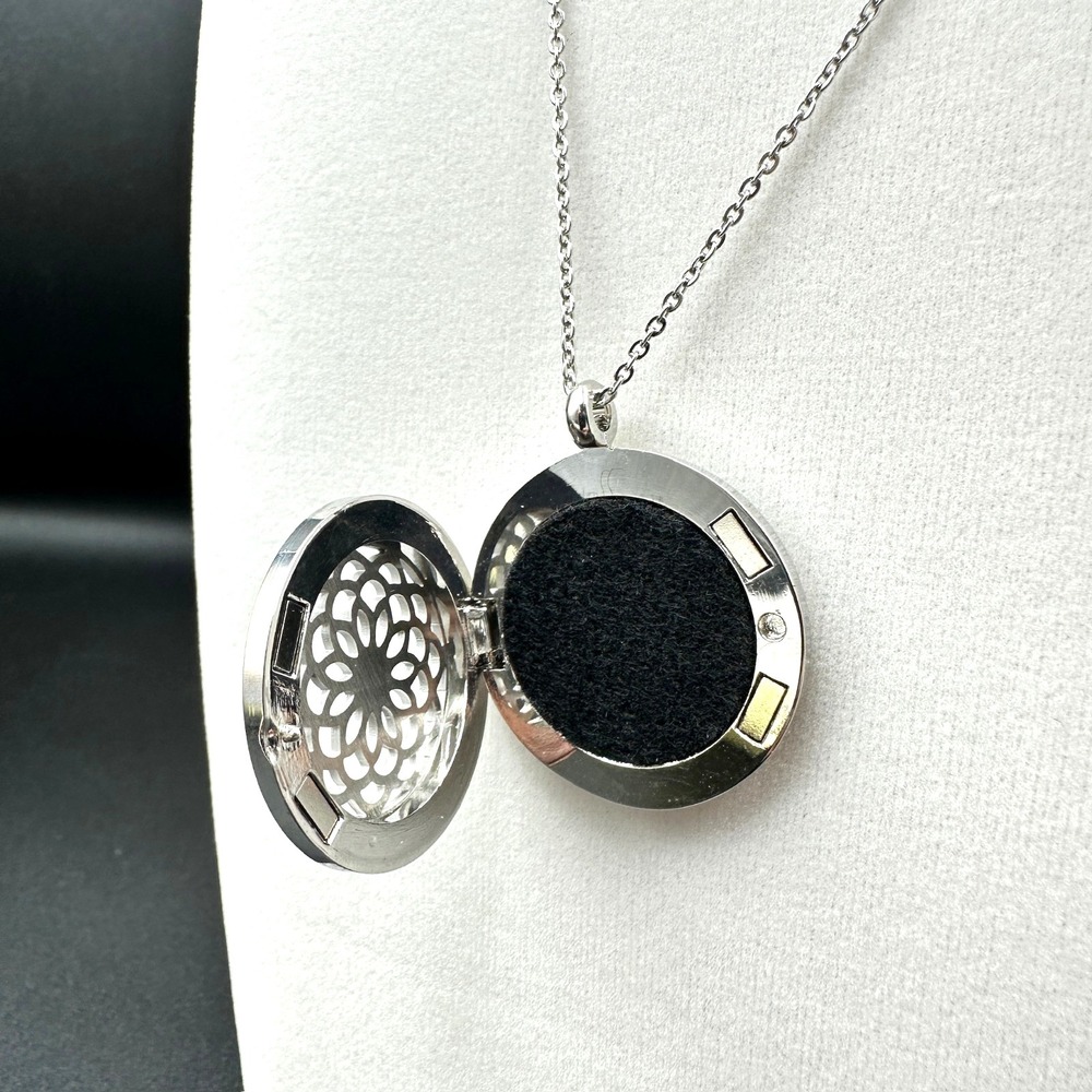 Vintage Silver-Tone Filigree Floral Round Locket Round Lobster Claw Necklace‎